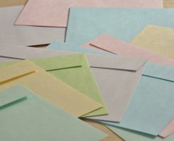 封筒の色で印象は大きく変わる？ポストに投函する封筒をお迷いの方必見です！