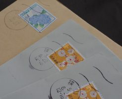 封筒に切手を貼る位置はどこ？複数枚の貼り方や貼るときのマナーも解説！